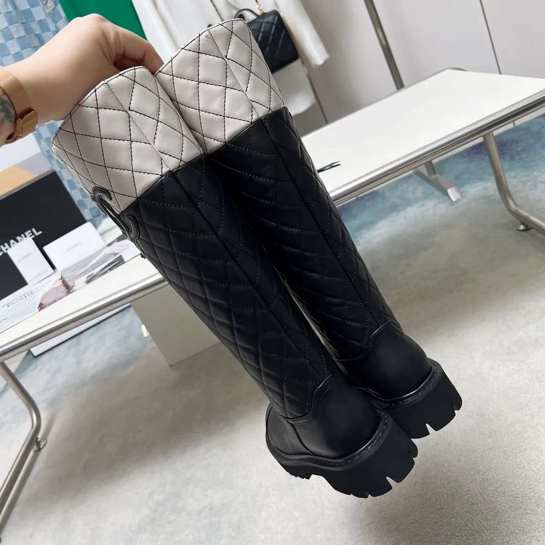 👟👟Ex-factory price 940👟👟 High version of Chanel CHANEL, 🌞🌞🌞Xiaoxiang 2024b autumn and winter counter’s latest short boots, a must-have item for this autumn and winter! ! Ms. Chanel loves simple yet irresistible combinations to show her unique style. Mix and match freely to shine⚡Follow Grandma’s fashion steps! ! ! The top-notch craftsmanship and texture are perfectly presented. No matter any details, you can compare them with the counters. The best quality products can be entered and exited from the counters at will! ! ❶Fabric: Imported cowhide➕Patent leather➕Electric embroidered rhombus ❷Inner lining: Imported sheepskin➕cowhide ❸Foot pads: Imported cowhide lining ❹Outsole: Original molded sole ❺Heel height: 5cm ❻Boot shaft height: 14.5 inches ❼Number: 35-40 (40 and 41 are customized and non-refundable)